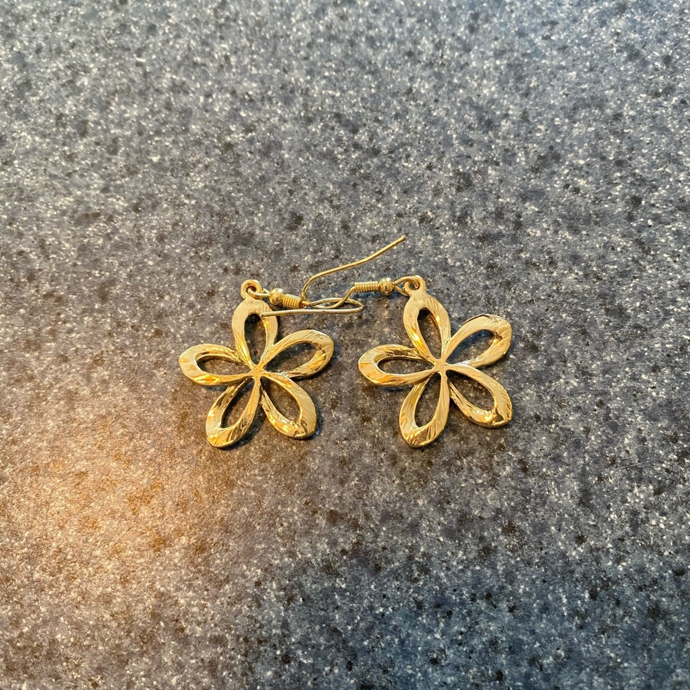 Elegant Gold Flower Earrings